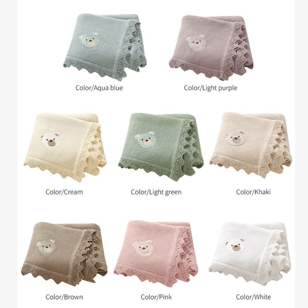 Gestrickte Neugeborenen-Puckdecke – Bärenkopf-Stickerei