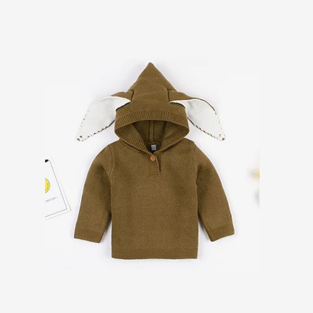 Gestrickter Baby-Winterpullover mit Mütze