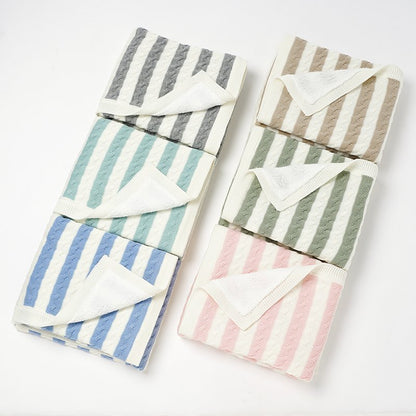 Gestrickte, gestreifte Baby-Puckdecke