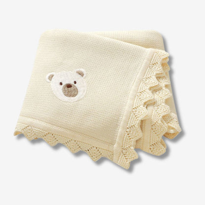 Gestrickte Neugeborenen-Puckdecke – Bärenkopf-Stickerei