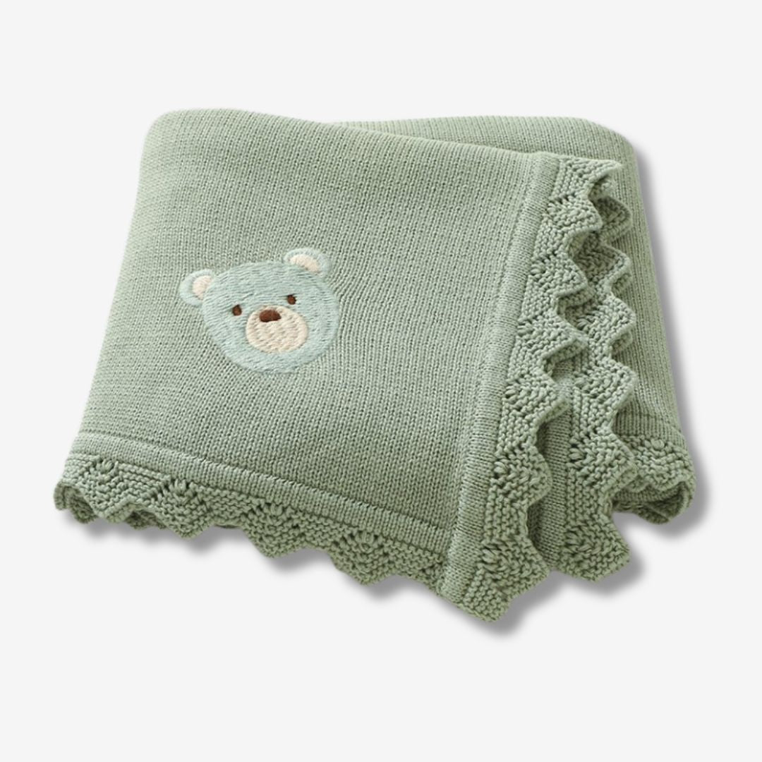 Gestrickte Neugeborenen-Puckdecke – Bärenkopf-Stickerei