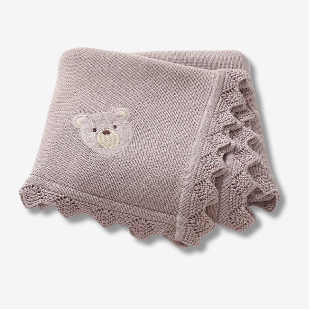 Gestrickte Neugeborenen-Puckdecke – Bärenkopf-Stickerei