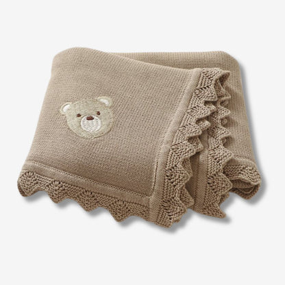 Gestrickte Neugeborenen-Puckdecke – Bärenkopf-Stickerei