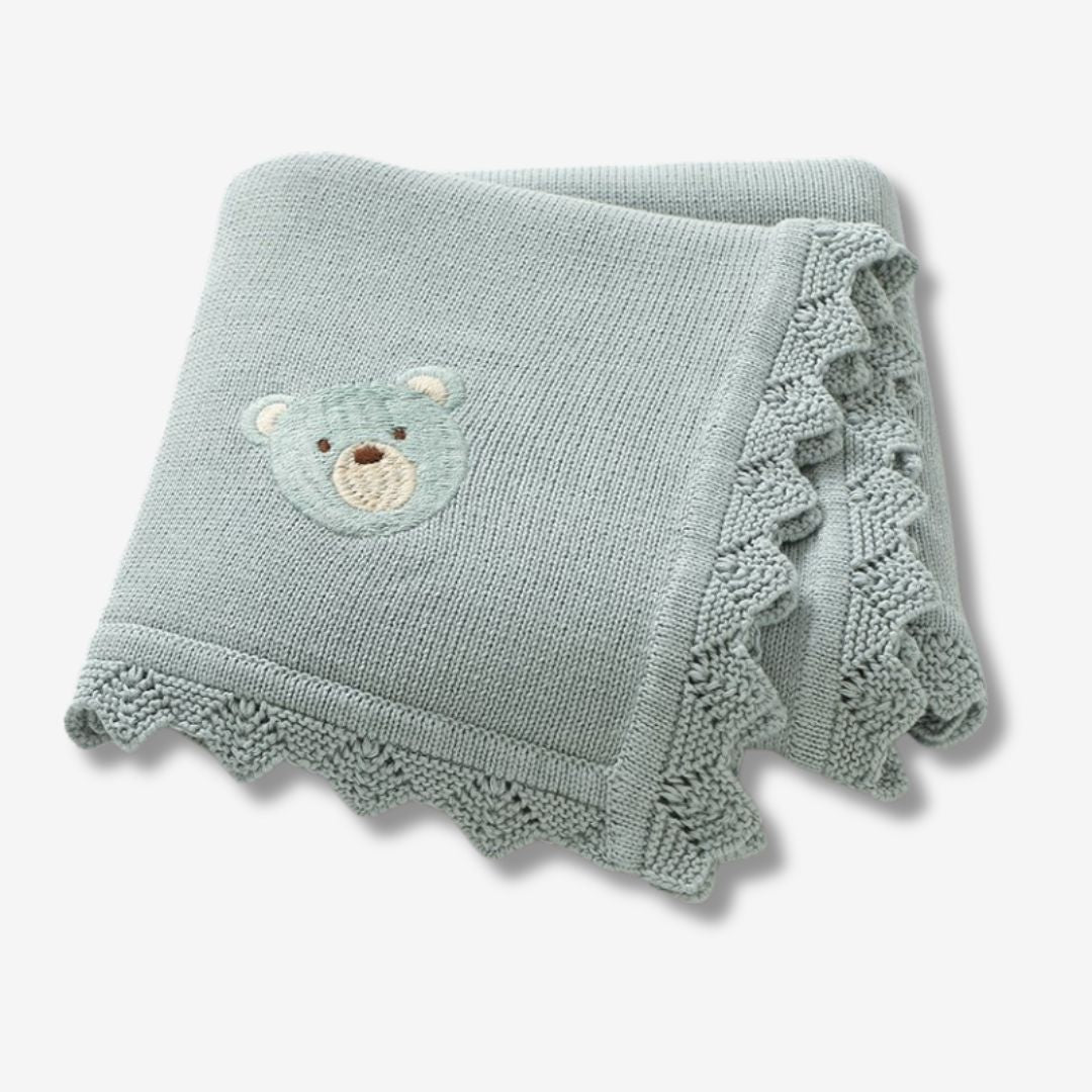 Gestrickte Neugeborenen-Puckdecke – Bärenkopf-Stickerei