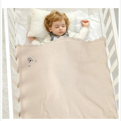 Gestrickte Neugeborenen-Puckdecke – Bärenkopf-Stickerei