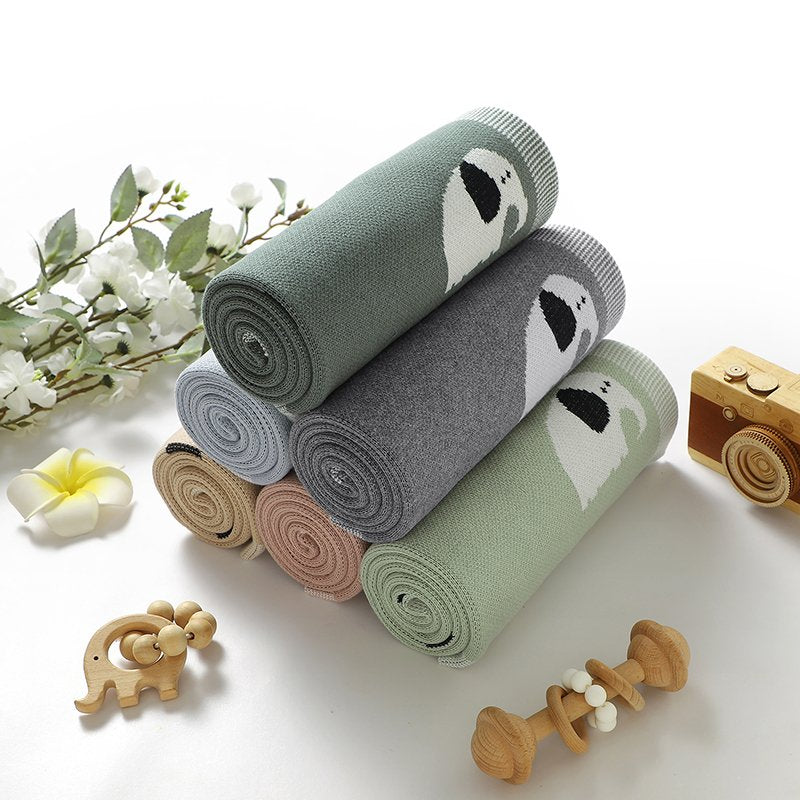 Gestrickte Babydecke mit Elefantenmotiv