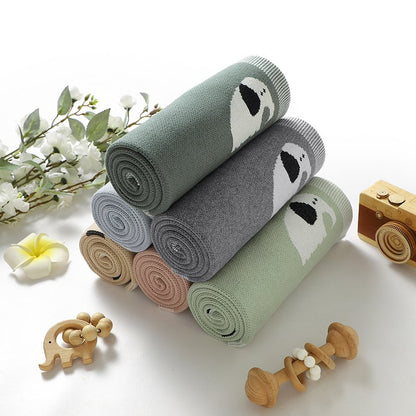 Gestrickte Babydecke mit Elefantenmotiv