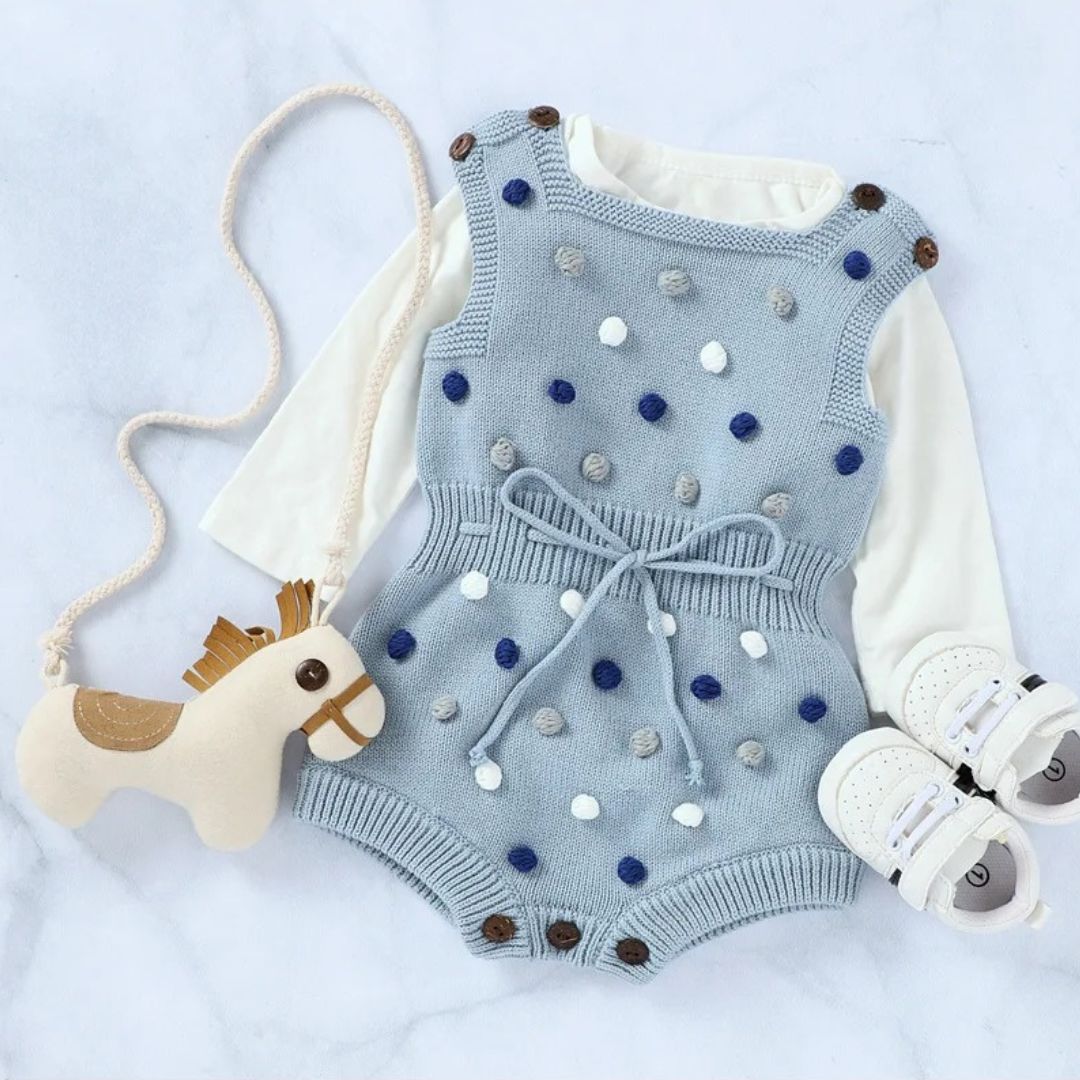 Ärmelloser Baby-Strickstrampler mit Plüsch-Bommeln