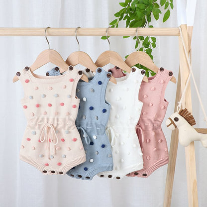 Ärmelloser Baby-Strickstrampler mit Plüsch-Bommeln