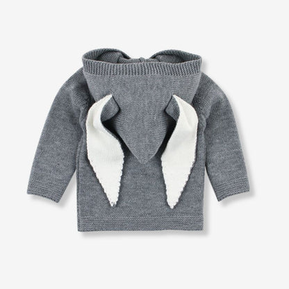 Gestrickter Baby-Winterpullover mit Mütze