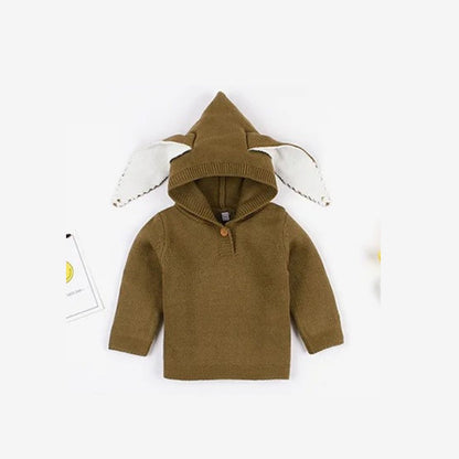 Gestrickter Baby-Winterpullover mit Mütze