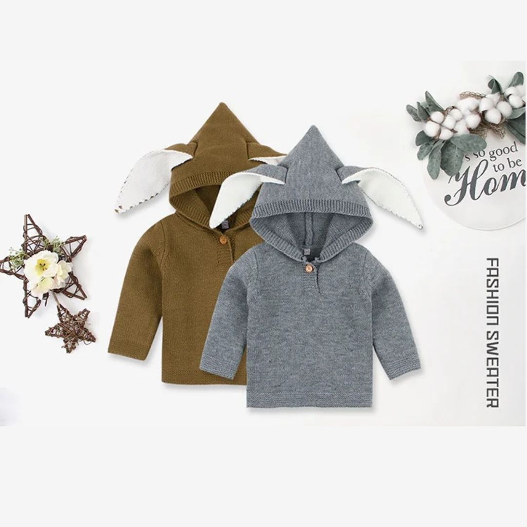 Gestrickter Baby-Winterpullover mit Mütze