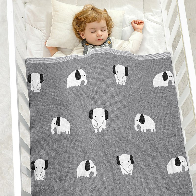 Gestrickte Babydecke mit Elefantenmotiv