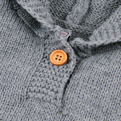 Gestrickter Baby-Winterpullover mit Mütze