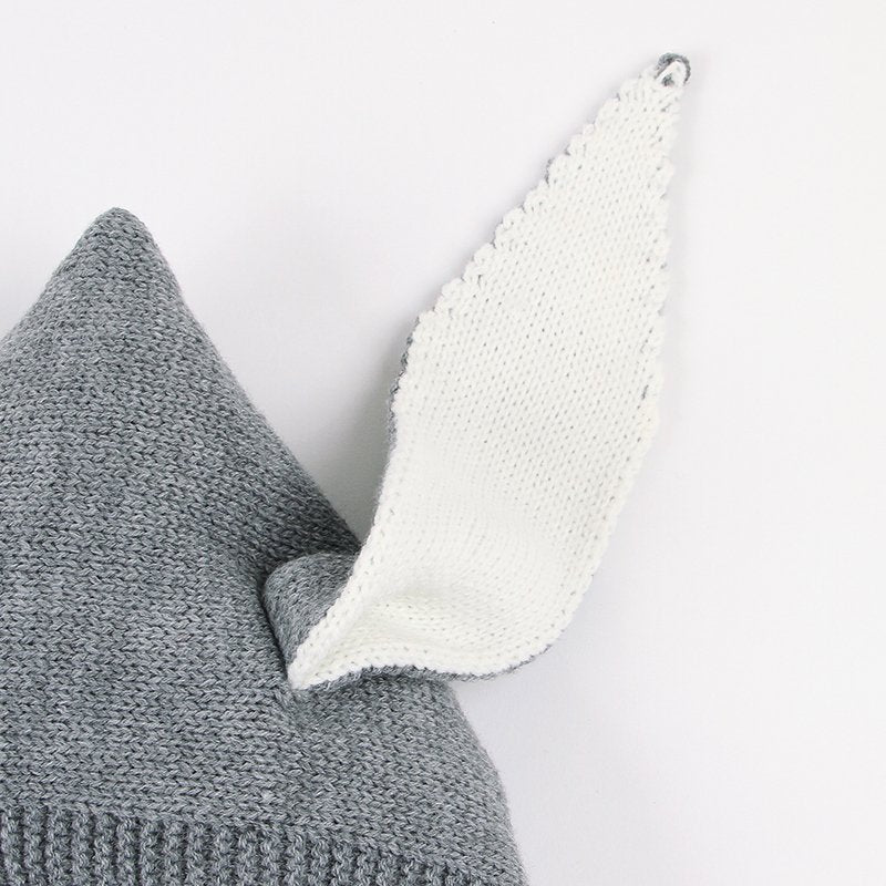 Gestrickter Baby-Winterpullover mit Mütze