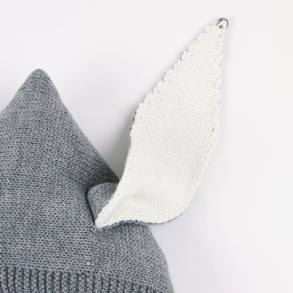 Gestrickter Baby-Winterpullover mit Mütze