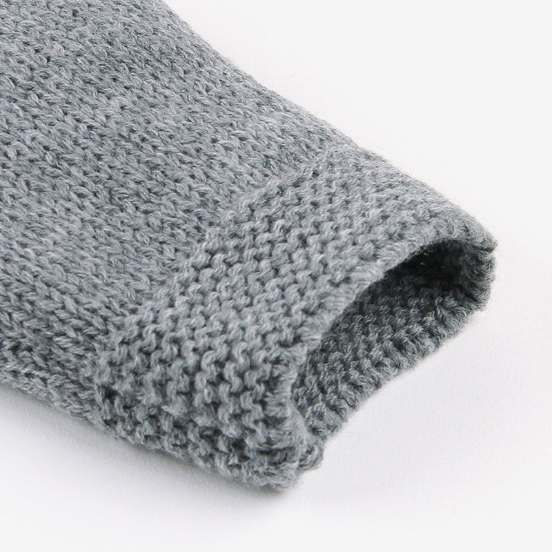 Gestrickter Baby-Winterpullover mit Mütze