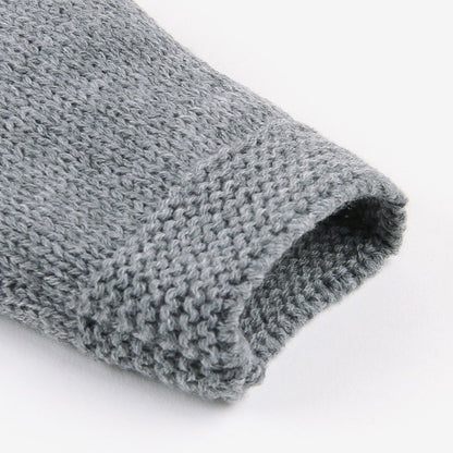 Gestrickter Baby-Winterpullover mit Mütze