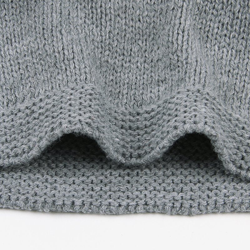 Gestrickter Baby-Winterpullover mit Mütze