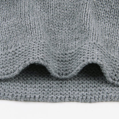 Gestrickter Baby-Winterpullover mit Mütze