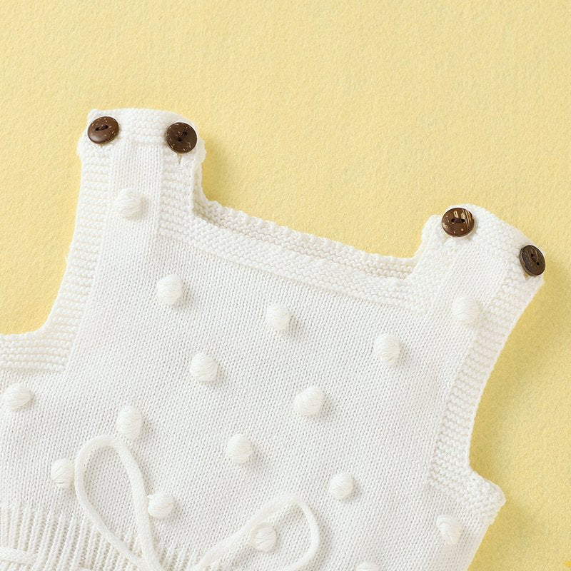 Ärmelloser Baby-Strickstrampler mit Plüsch-Bommeln