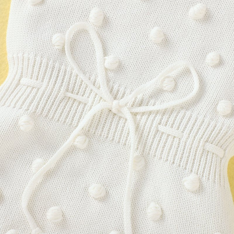 Ärmelloser Baby-Strickstrampler mit Plüsch-Bommeln