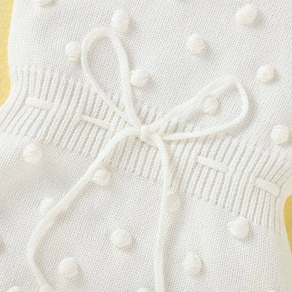 Ärmelloser Baby-Strickstrampler mit Plüsch-Bommeln