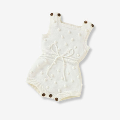 Ärmelloser Baby-Strickstrampler mit Plüsch-Bommeln