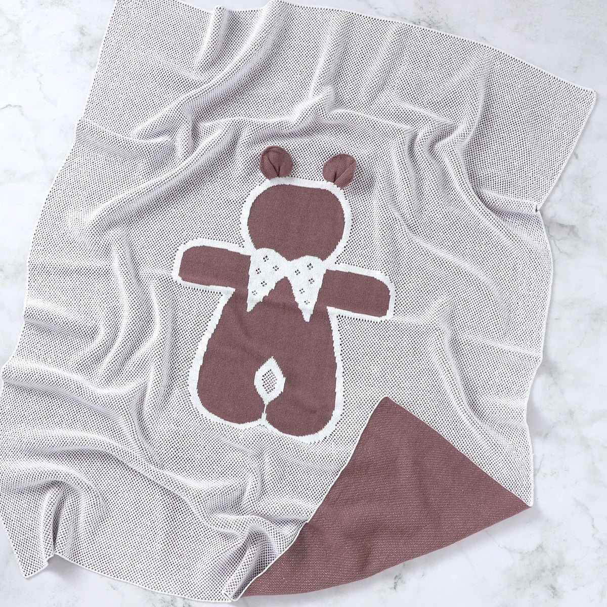 Weiche Strickdecke mit Hasenmotiv